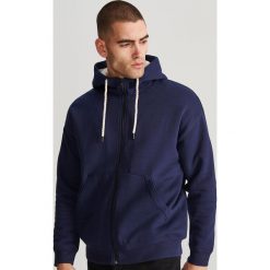 Ocieplana bluza z kapturem - Granatowy. Niebieskie bluzy męskie Reserved, s, bez wzorów, z kapturem, bez rękawów, z kapturem. Za 159,99 zł.