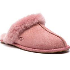 Kapcie UGG - W Scuffette II 5661 W/Pdw. Różowe klapki damskie marki Ugg, bez wzorów, ze skóry, bez obcasa. W wyprzedaży za 309,00 zł.