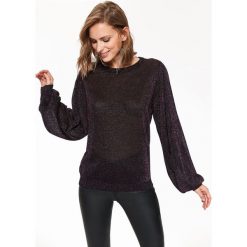 ELEGANCKI SWETER DAMSKI, Z POŁYSKIEM. Fioletowe swetry klasyczne damskie marki Top Secret, na zimę, z dzianiny, eleganckie. W wyprzedaży za 39,99 zł.