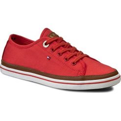 Tenisówki TOMMY HILFIGER - Kesha 6D FW56820798 Red Clay 613. Czerwone półbuty damskie TOMMY HILFIGER, bez wzorów, z gumy, bez zapięcia. W wyprzedaży za 199,00 zł.