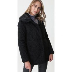 Czarny Płaszcz Pinecrest. Czarne płaszcze damskie Born2be, na jesień, s, klasyczne, krótkie. Za 349,99 zł.