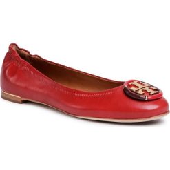 Baleriny TORY BURCH - Minnie Ballet With Multi Logo 74062 Bright Carnelian 610. Czerwone baleriny damskie Tory Burch, na co dzień, z aplikacjami, ze skóry, klasyczne, bez obcasa, na płaskiej podeszwie, bez zapięcia. Za 1299,00 zł.