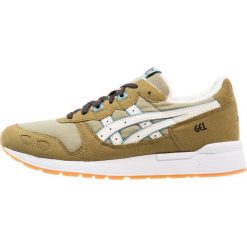 Asics Tiger GELLYTE X DISNEY SCHNEEWITTCHEN UND DIE SIEBEN ZWERGE Tenisówki i Trampki aloe/cream. Brązowe trampki męskie marki Asics Tiger, z motywem z bajki, z tworzywa sztucznego. Za 389,00 zł.