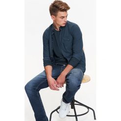 Koszula męska o dopasowanym kroju z miękkej tkaniny i kołnierzem typu button down. Zielone koszule męskie Top Secret, na zimę, m, bez wzorów, z tkaniny, button down, z długim rękawem. W wyprzedaży za 39,99 zł.