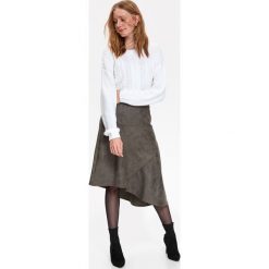 Spódnica khaki w modnym fasonie, z materiału imitującym skórę. Brązowe spódniczki damskie Top Secret, na co dzień, na zimę, bez wzorów, ze skóry, eleganckie, asymetryczne. W wyprzedaży za 59,99 zł.