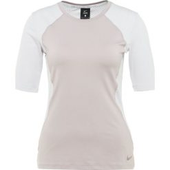 Nike Performance Tshirt z nadrukiem moon particle/vast grey/clear. Szare topy sportowe damskie Nike Performance, l, z nadrukiem, z elastanu. Za 169,00 zł.
