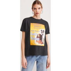 T-shirt Zakochany kundel - Szary. Szare t-shirty damskie Reserved, s, bez wzorów, bez kołnierzyka. Za 39,99 zł.