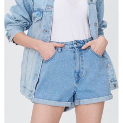 Jeansowe szorty mom fit - Niebieski. Niebieskie szorty damskie Sinsay, bez wzorów, z jeansu. Za 49,99 zł.