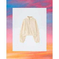 Bluza ze sztucznego baranka Pull&Bear by Rosalía. Różowe bluzy damskie marki Pull&Bear. Za 139,00 zł.
