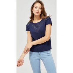 T-shirt z ażurowym zdobieniem. Niebieskie bluzki damskie Moodo, s, w koronkowe wzory, z bawełny, klasyczne, z okrągłym kołnierzem, z krótkim rękawem. Za 39,99 zł.