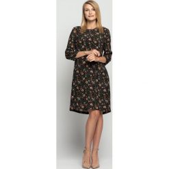Sukienka w kwiaty z rękawem 3/4 BIALCON. Sukienki damskie BIALCON, na co dzień, w kwiaty, z okrągłym kołnierzem, bez rękawów, proste. Za 275,00 zł.