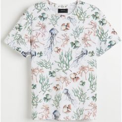 T-shirt z printem na całości - Biały. Białe t-shirty męskie Reserved, s, bez wzorów, bez kołnierzyka. Za 39,99 zł.