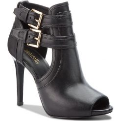 Szpilki MICHAEL MICHAEL KORS - Blaze Open Toe Bootie 40T7BLHE5L Black. Czarne półbuty damskie MICHAEL Michael Kors, bez wzorów, ze skóry, z otwartym noskiem, bez obcasa, na obcasie, bez zapięcia. Za 839,00 zł.