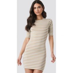 NA-KD Striped Fitted T-shirt Dress - Beige. Brązowe t-shirty damskie NA-KD, w paski, z okrągłym kołnierzem. Za 121,95 zł.