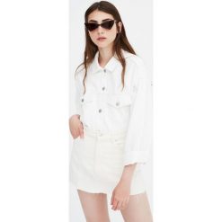Biała spódnica jeansowa. Białe spódniczki damskie Pull&Bear, bez wzorów, z jeansu. Za 69,90 zł.
