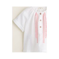 Mango Kids - Top dziecięcy Berta 80-104 cm. Białe bluzki dziewczęce Mango Kids, z haftami, z bawełny, z okrągłym kołnierzem, z krótkim rękawem, krótkie, bez kaptura. W wyprzedaży za 29,90 zł.