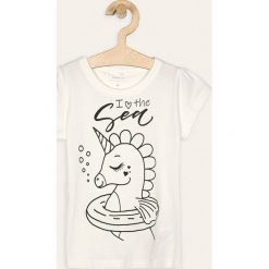 Name it - T-shirt dziecięcy 92-128 cm. Białe bluzki dziewczęce Name it, z nadrukiem, z bawełny, z okrągłym kołnierzem, z krótkim rękawem, krótkie, bez kaptura. W wyprzedaży za 49,90 zł.