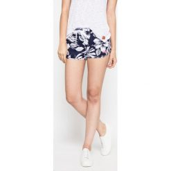 Superdry - Szorty. Szare spodenki sportowe męskie Superdry, s, z poliesteru. W wyprzedaży za 79,90 zł.