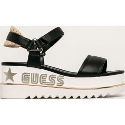 Guess Jeans - Sandały. Białe klapki damskie Guess Jeans, z aplikacjami, z jeansu, bez obcasa, na obcasie. W wyprzedaży za 449,90 zł.