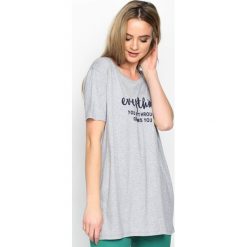 Szary T-shirt Influencer. Szare bluzki damskie marki Born2be, s, z napisami, z okrągłym kołnierzem, z krótkim rękawem. Za 39,99 zł.