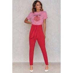 Spodnie z wysokim stanem: NA-KD Trend Eleganckie spodnie z wiązaniem – Red
