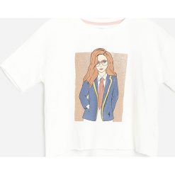Bawełniany t-shirt z nadrukiem - Kremowy. Białe t-shirty damskie Reserved, z nadrukiem, z bawełny, bez kołnierzyka. Za 35,99 zł.