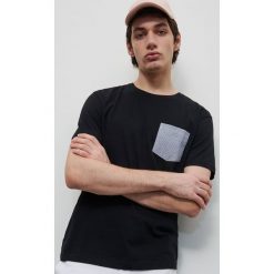 T-shirt z kieszenią - Czarny. Czarne t-shirty damskie Reserved, s, bez wzorów, bez kołnierzyka. W wyprzedaży za 19,99 zł.