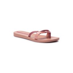 IPANEMA 81805 Różowy. Różowe klapki damskie Ipanema, bez wzorów, z tworzywa sztucznego, bez obcasa. Za 69,99 zł.