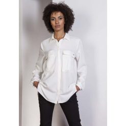 Ecru Koszula Oversize z Kieszeniami. Szare bluzki damskie marki Molly.pl, na co dzień, s, bez wzorów, z jeansu, eleganckie, bez kołnierzyka, z długim rękawem. Za 118,90 zł.