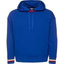 Bluza TOMMY HILFIGER WW0WW25168. Czerwone bluzy damskie TOMMY HILFIGER, s, bez wzorów, z bawełny, bez rękawów, bez kaptura. W wyprzedaży za 259,00 zł.