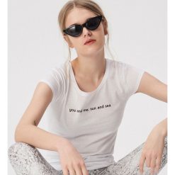 Dopasowany t-shirt z hasłem - Biały. Białe t-shirty damskie Sinsay, s, bez wzorów, bez kołnierzyka. W wyprzedaży za 7,99 zł.