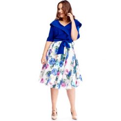 Rozkloszowana sukienka z szerokim kołnierzem i wiązaniem w pasie niebieski. Niebieskie sukienki damskie N/A, plus size, bez wzorów, z wiskozy, bez kołnierzyka, plus size, bez rękawów, rozkloszowane. Za 372,01 zł.