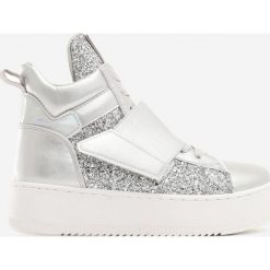 Srebrne Sneakersy Sykes. Szare sneakersy damskie Renee. W wyprzedaży za 89,99 zł.