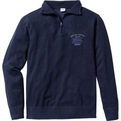 Sweter ze stójką Regular Fit bonprix ciemnoniebieski. Niebieskie swetry męskie marki bonprix, s, z nadrukiem, ze stójką, bez kaptura. Za 79,99 zł.