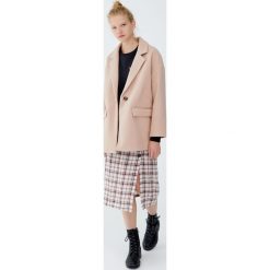 Płaszcz typu kokon z guzikiem. Różowe płaszcze damskie Pull&Bear, bez wzorów. Za 199,00 zł.