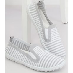 Tenisówki slipon szare XJ-2909 GREY. Szare trampki i tenisówki damskie obuwie damskie, w paski, z tkaniny, z paskami. Za 37,86 zł.