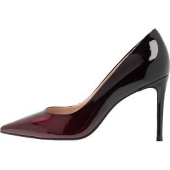 Carvela ALISON Szpilki wine. Czerwone czółenka damskie marki Carvela, ze skóry ekologicznej, klasyczne, na szpilce. Za 669,00 zł.
