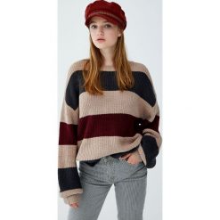 Sweter w szerokie kolorowe paski. Czerwone swetry klasyczne damskie marki Pull&Bear, w paski. Za 99,90 zł.
