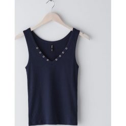 Top z nitami przy dekolcie - Granatowy. Niebieskie topy damskie Sinsay, s, bez wzorów, bez kołnierzyka. Za 19,99 zł.