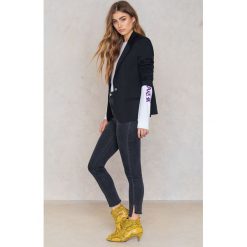 NA-KD Jeansy z wysokim stanem i rozcięciami po bokach - Grey. Szare jeansy damskie marki NA-KD, z bawełny. W wyprzedaży za 73,48 zł.