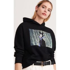 Bluza z nadrukiem z bajki - Czarny. Czarne bluzy damskie Reserved, s, z nadrukiem, bez rękawów, bez kaptura. W wyprzedaży za 69,99 zł.