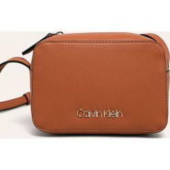 Calvin Klein - Torebka. Czarne listonoszki damskie Calvin Klein, w paski, ze skóry ekologicznej, na ramię, małe, bez dodatków. Za 299,90 zł.