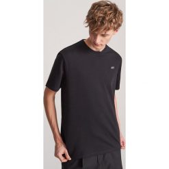 T-shirt z nadrukiem na plecach - Czarny. Czarne t-shirty męskie Reserved, xl, z nadrukiem. Za 79,99 zł.