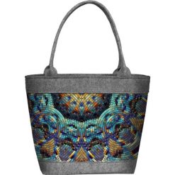 Torebka "Polo" w kolorze szarym ze wzorem - (S)28 x (W)28 x (G)10 cm. Szare torebki klasyczne damskie Bertoni, z materiału. W wyprzedaży za 59,95 zł.