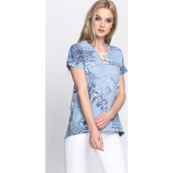 Bluzki asymetryczne: Jasnoniebieski T-shirt Warm Gesture