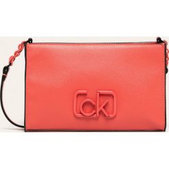 Calvin Klein - Torebka. Pomarańczowe listonoszki damskie Calvin Klein, w paski, ze skóry ekologicznej, na ramię, z aplikacjami. Za 449,90 zł.