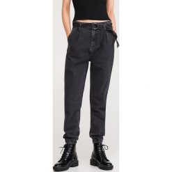 Jeansy jogger z paskiem - Szary. Szare jeansy damskie Reserved. W wyprzedaży za 59,99 zł.