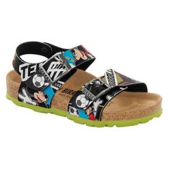 Sandały w kolorze czarnym ze wzorem. Czarne sandały chłopięce Birkenstock, z materiału, z otwartym noskiem, ze sprzączką. W wyprzedaży za 179,95 zł.