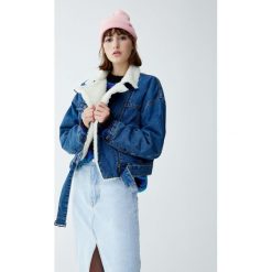 Krótka kurtka jeansowa ze sztucznym barankiem. Niebieskie kurtki damskie jeansowe marki Pull&Bear. Za 199,00 zł.