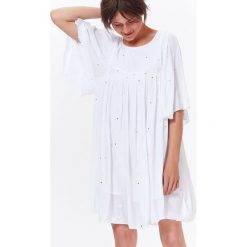 SUKIENKA MINI Z BŁYSZCZĄCĄ APLIKACJĄ W STYLU JESSICA MERCEDES. Szare sukienki letnie marki Top Secret, z tkaniny, z koszulowym kołnierzykiem, koszulowe. Za 79,99 zł.